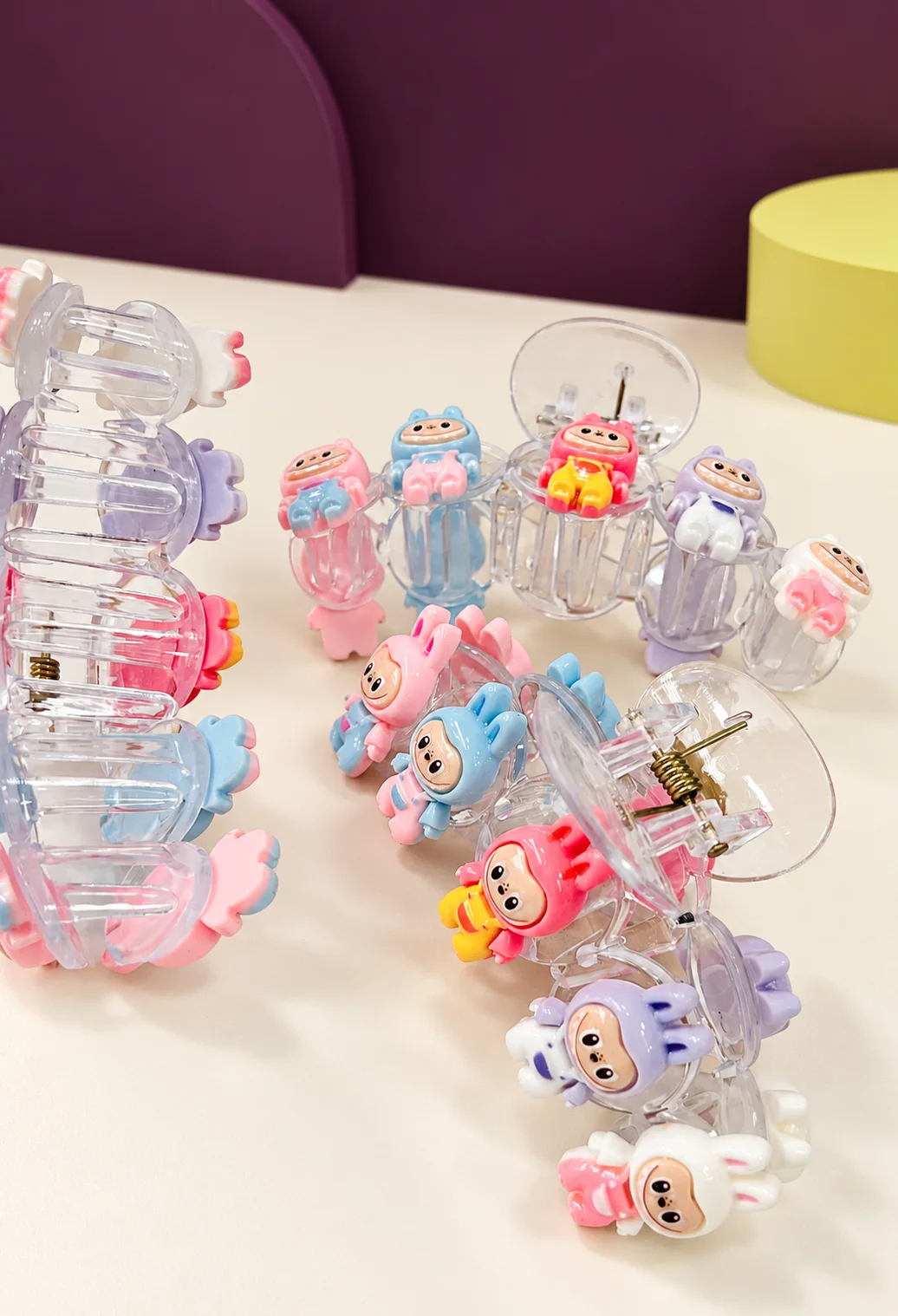 Escena editada de caimanes transparentes con figuras