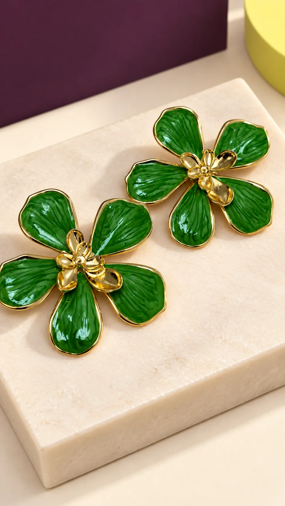 Escena editada de aretes flor verde