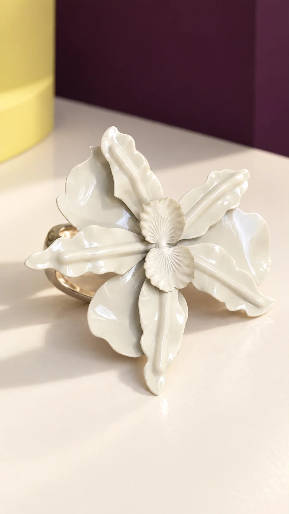 Escena editada de maxi anillo flor marfil