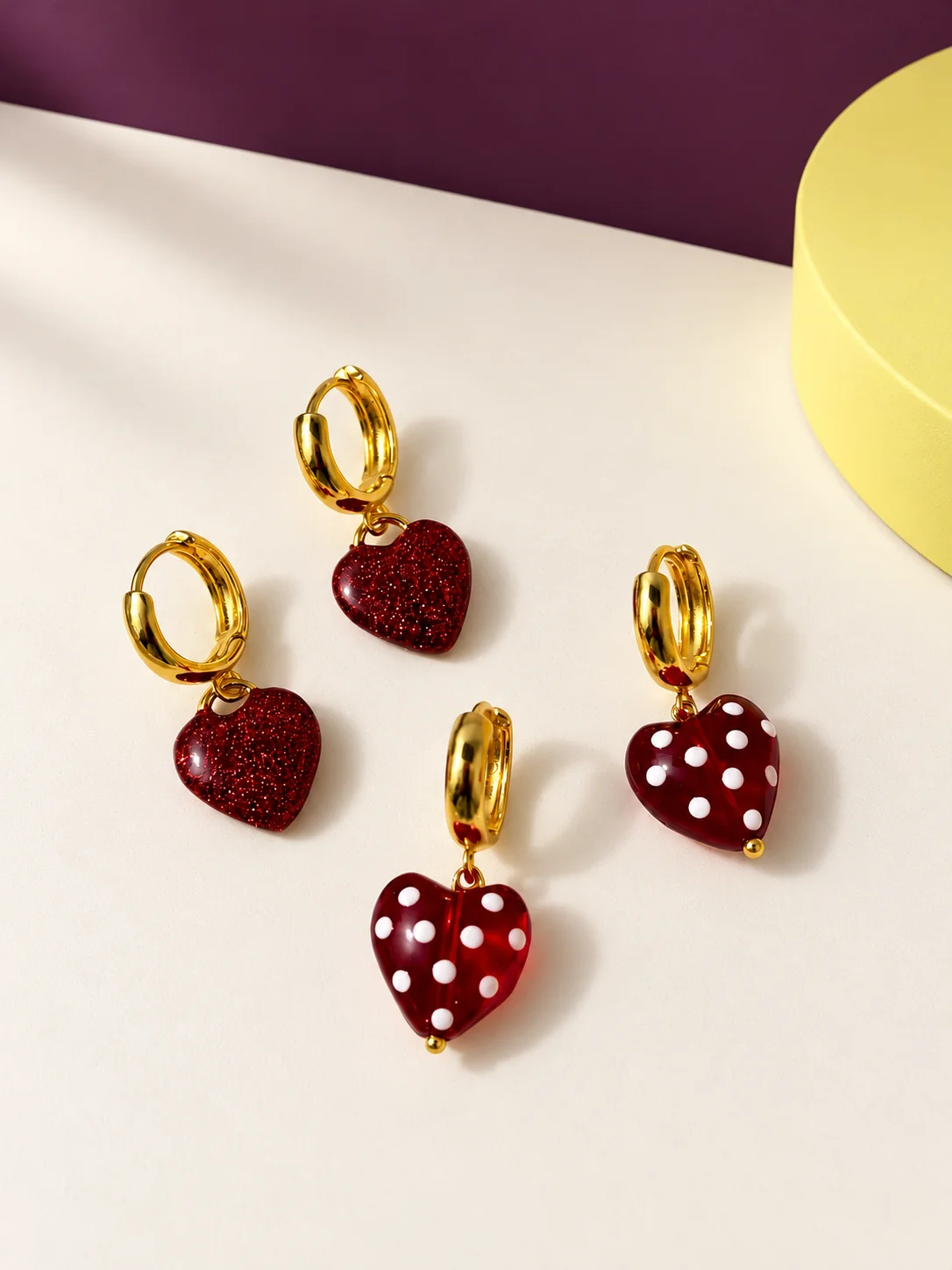 Escena editada de argollas con corazones rojos