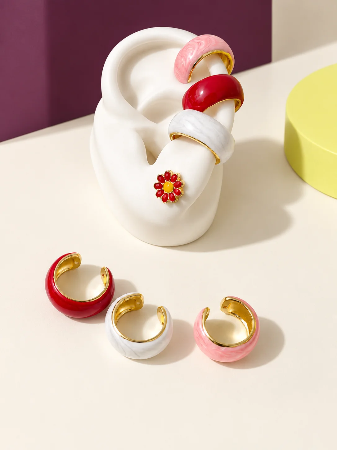 Escena editada de ear cuffs lisos de colores