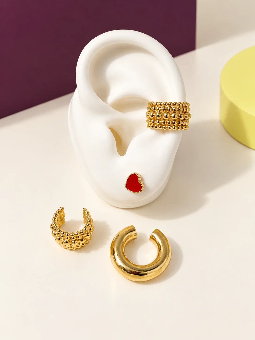 Escena editada de ear cuffs dorados
