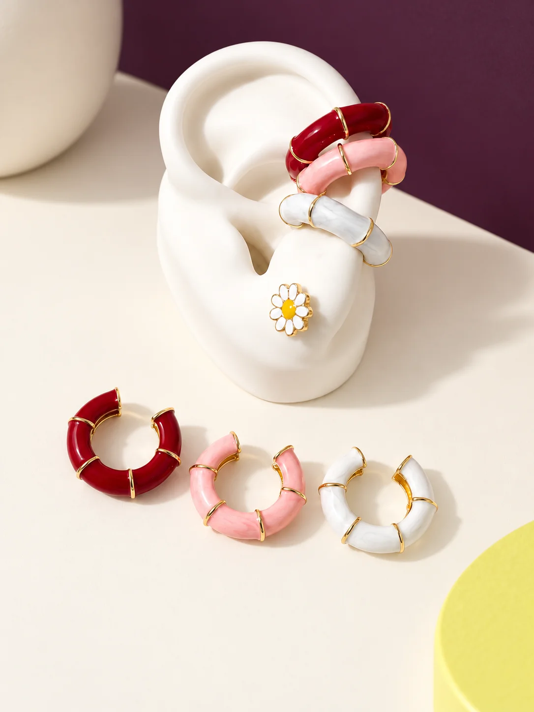 Escena editada de ear cuffs segmentados de colores